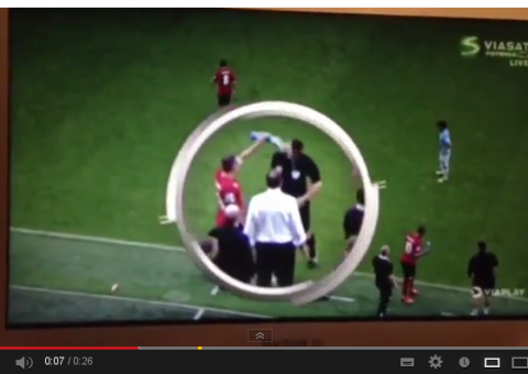 Juiz leva banho de  jogador. Confira